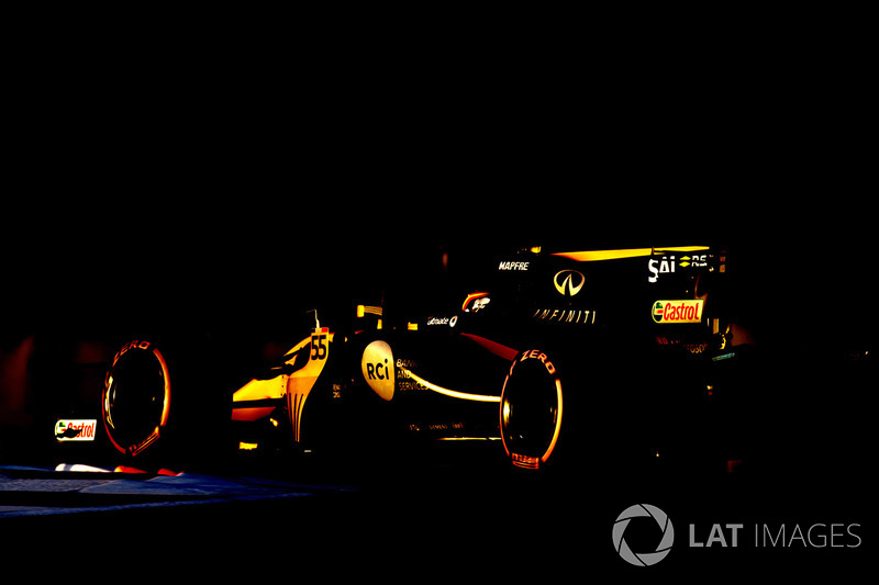 Carlos Sainz au volant de la Renault R.S.17
