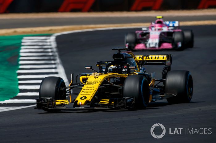 Nico Hulkenberg, Renault Sport F1 Team R.S. 18, y Esteban Ocon, Force India VJM11