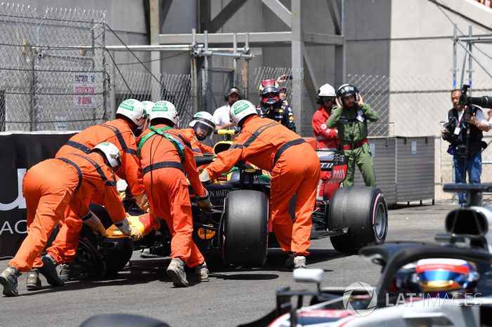 Max Verstappen, Red Bull Racing RB14, después del choque