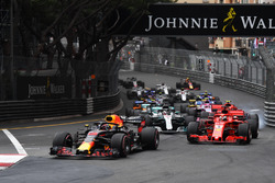 Старт гонки: Даниэль Риккардо, Red Bull Racing RB14, и Себастьян Феттель, Ferrari SF71H