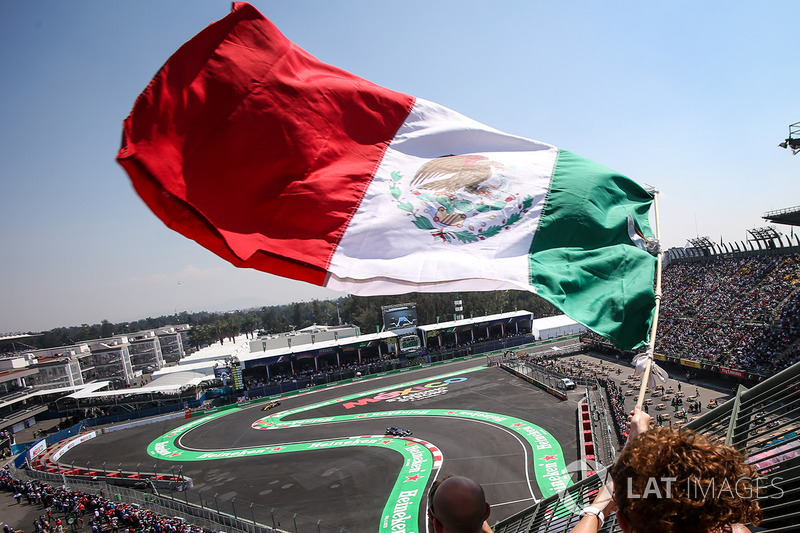 Marcus Ericsson, Sauber C36 passes fan with Mexican flag in the grandstand