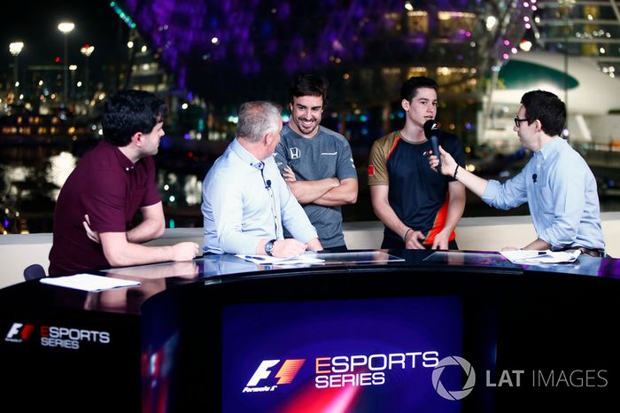 Cem Bolukbasi, Fernando Alonso, McLaren  en la E-Sports arena