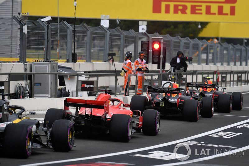 Mobil mengantre di pit lane