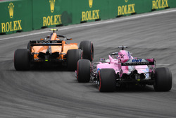Stoffel Vandoorne, McLaren MCL33 ve Sergio Perez, Force India VJM11