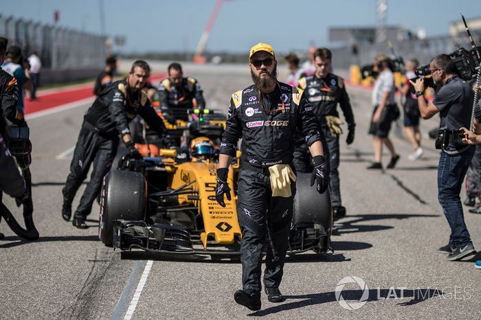 Carlos Sainz Jr., Renault Sport F1 Team RS17, mechanics