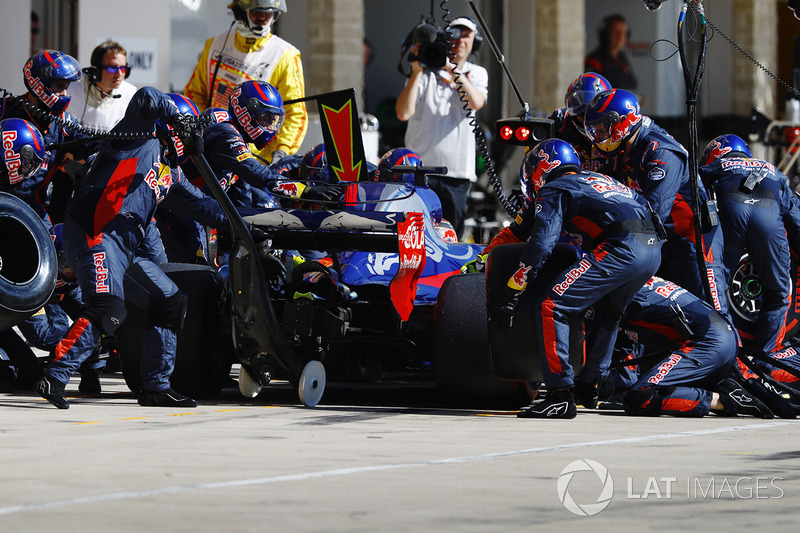 Brendon Hartley, Scuderia Toro Rosso STR12, pit stop action