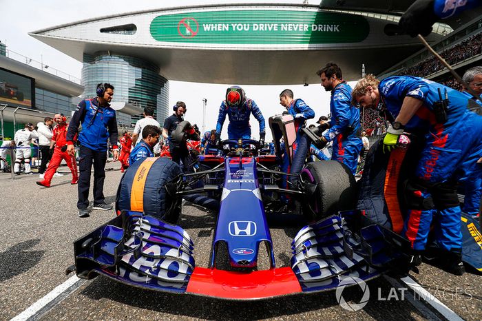 Toro Rosso prepara el coche de Brendon Hartley, Toro Rosso STR13 Honda, en parrilla