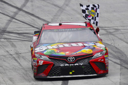 Il vincitore della gara Kyle Busch, Joe Gibbs Racing