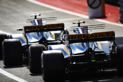 Carlos Sainz Jr., Renault Sport F1 Team RS17, Nico Hulkenberg, Renault Sport F1 Team RS17, font la queue dans les stands