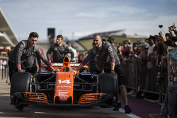 McLaren mekanikerleri McLaren MCL32'le
