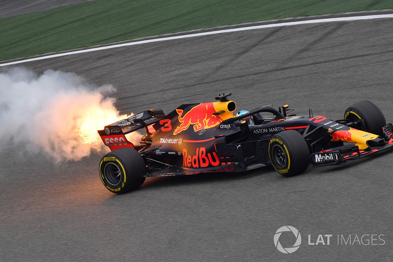 Daniel Ricciardo, Red Bull Racing RB14, avec de la fumée