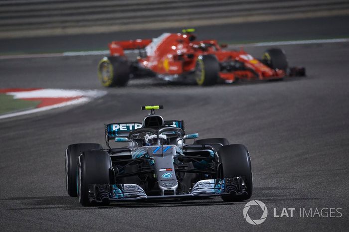 Valtteri Bottas, Mercedes AMG F1 W09, Kimi Raikkonen, Ferrari SF71H