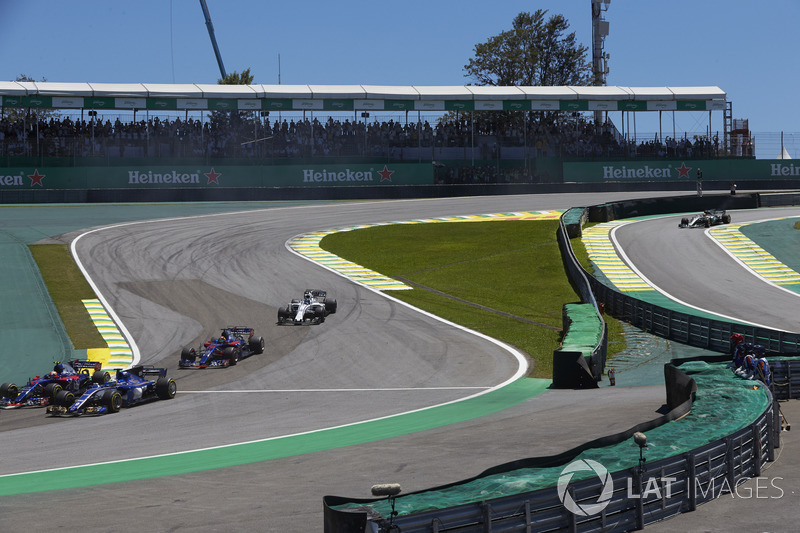 Pierre Gasly, Scuderia Toro Rosso STR12, Marcus Ericsson, Sauber C36, Brendon Hartley, Scuderia Toro Rosso STR12, Lance Stroll, Williams FW40, chase the pack at the start