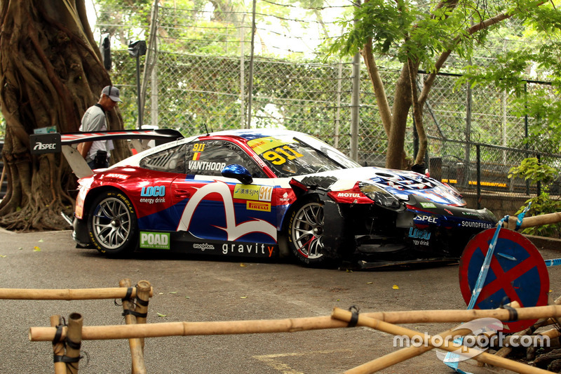 Разбитый автомобиль Porsche 911 GT3R Лоренса Вантхора, Craft Bamboo Racing