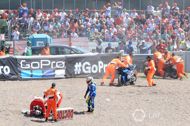 Алекс Рінс, Team Suzuki MotoGP, та Пол Еспаргаро, Red Bull KTM Factory Racing, після аварії