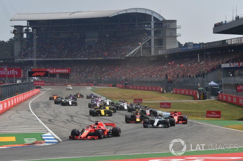 Себастьян Феттель, Ferrari SF71H, лідирує на старті гонки