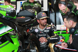 Kenan Sofuoglu, Kawasaki Puccetti Racing examine un pneu Pirelli