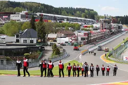 L'équipe Toyota Gazoo Racing lors de la reconnaissance de la piste