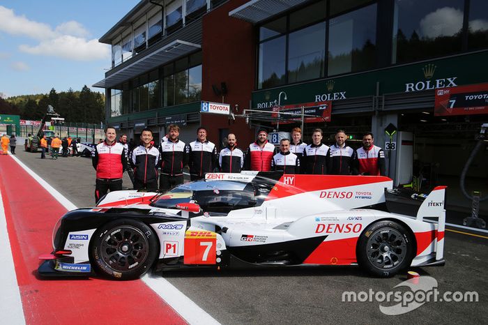 #7 Toyota Gazoo Racing Toyota TS050, team members group photo