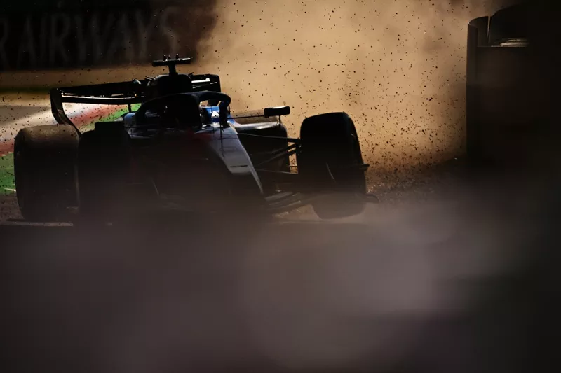 Alexander Albon, de Williams, se sale de la pista