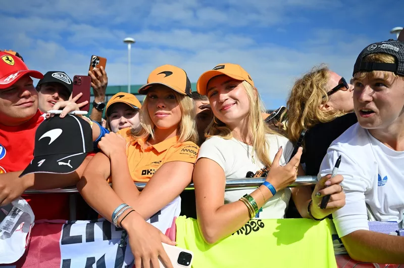 Los aficionados muestran su apoyo a McLaren