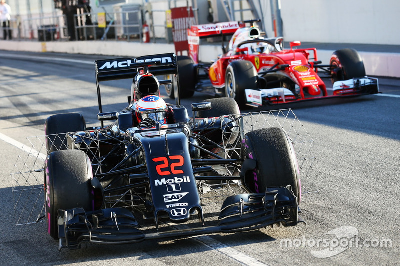 Jenson Button, McLaren MP4-31, in pista con i sensori per i test aerodinamici e Sebastian Vettel, Ferrari SF16-H con il sistema halo