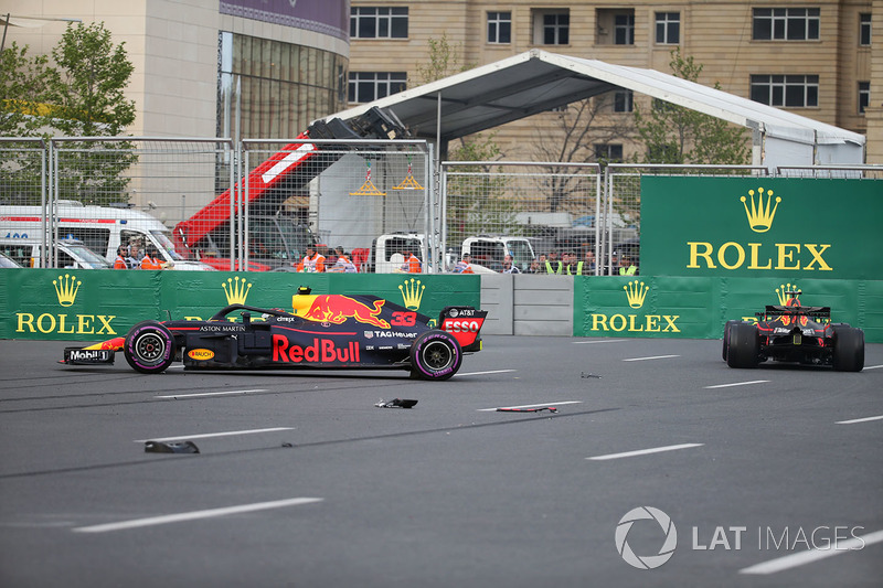 Los coches accidentados de Max Verstappen, Red Bull Racing RB14 y Daniel Ricciardo, Red Bull Racing RB14