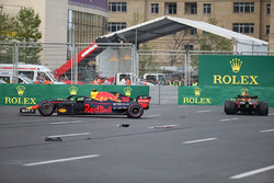 Le monoposto incidentate di Max Verstappen, Red Bull Racing RB14 e Daniel Ricciardo, Red Bull Racing RB14