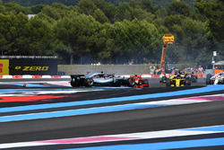 Себастьян Феттель, Ferrari SF71H вибиває Валттері Боттаса, Mercedes-AMG F1 W09 на старті гонки