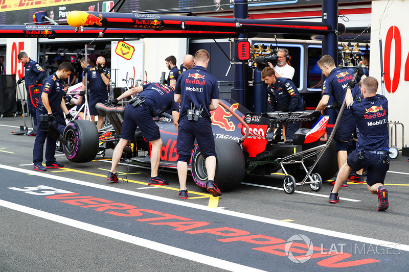 Max Verstappen, Red Bull Racing RB14, vuelve al pitlane