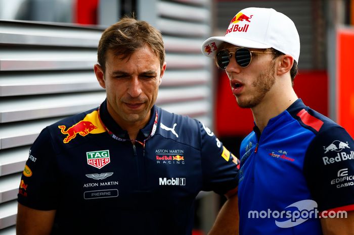 Pierre Gasly, Toro Rosso, con Pierre Wache, ingeniero jefe, Red Bull Racing