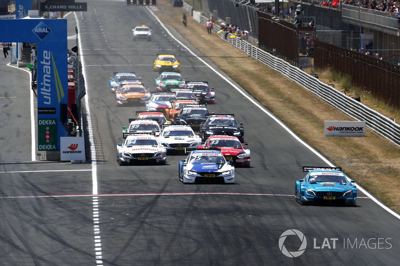 Start action, Gary Paffett, Mercedes-AMG Team HWA, Mercedes-AMG C63 DTM leads