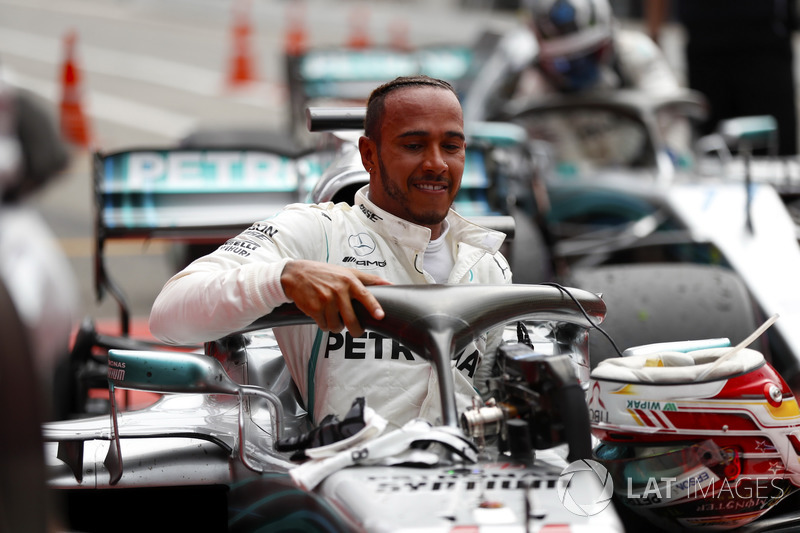 Lewis Hamilton, Mercedes AMG F1, festeggia la vittoria nel parco chiuso