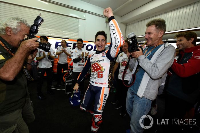 Campeón del mundo Marc Márquez, Repsol Honda Team celebra con el equipo
