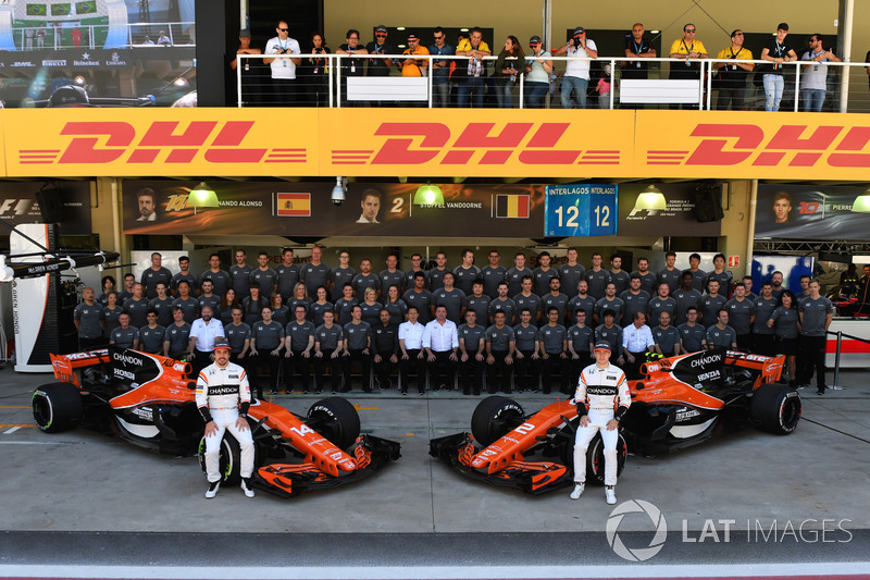 Fernando Alonso, McLaren y Stoffel Vandoorne, McLaren con el equipo McLaren en la foto oficial