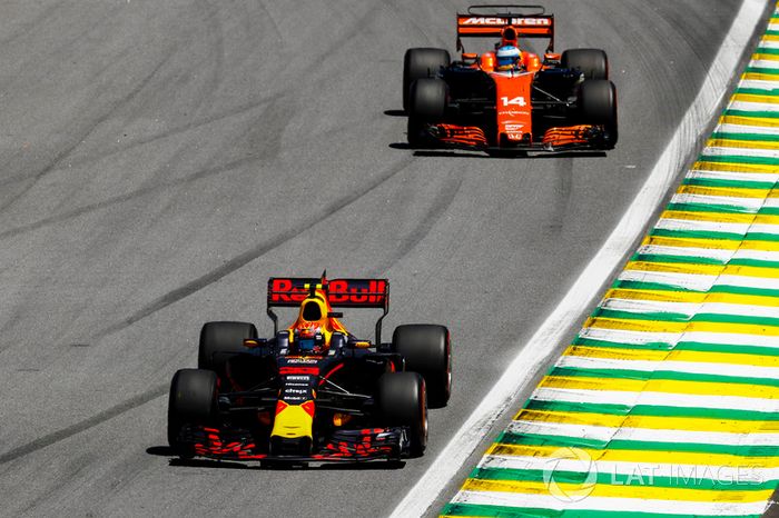 Max Verstappen, Red Bull Racing RB13, Fernando Alonso, McLaren MCL32