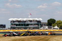 Kevin Magnussen, Haas F1 Team VF-18, lidera a Carlos Sainz Jr., Renault Sport F1 Team R.S. 18, y Pierre Gasly, Toro Rosso STR13