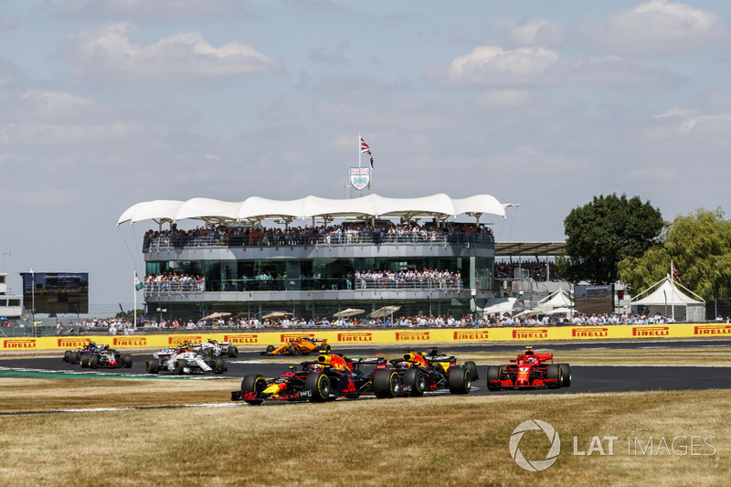 Max Verstappen, Red Bull Racing RB14, precede Daniel Ricciardo, Red Bull Racing RB14, e Kimi Raikkonen, Ferrari SF71H