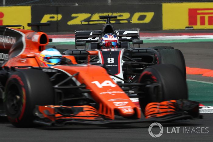 Fernando Alonso, McLaren MCL32 y Romain Grosjean, Haas F1 Team VF-17