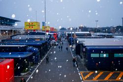 La nieve cae en el paddock