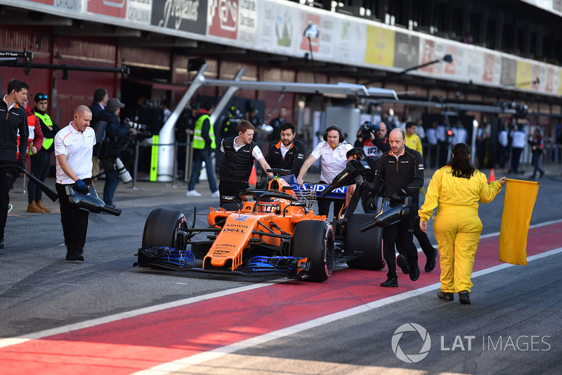 Stoffel Vandoorne, McLaren MCL33 is pushed in pit lane