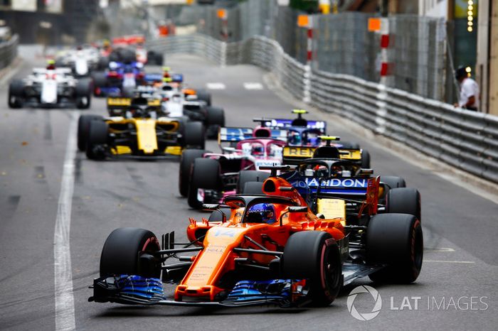 Fernando Alonso, McLaren MCL33, lidera a Carlos Sainz Jr., Renault Sport F1 Team R.S. 18, Sergio Perez, Force India VJM11