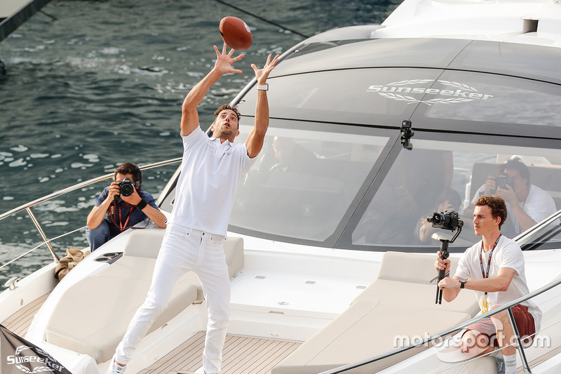 Daniel Ricciardo, Red Bull Racing atrapa un pase del jugador de futbol americano de Tom Brady