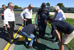 Charlie Whiting, Delegato FIA, ispeziona pista e cordoli