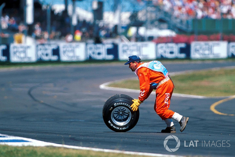 La roue de la monoplace de Michael Schumacher, Ferrari, après son accident