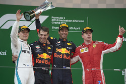 Podium: racewinnaar Daniel Ricciardo, Red Bull Racing, tweede plaats Valtteri Bottas, Mercedes-AMG F1, derde plaats Kimi Raikkonen, Ferrari, Chris Gent, race engineer