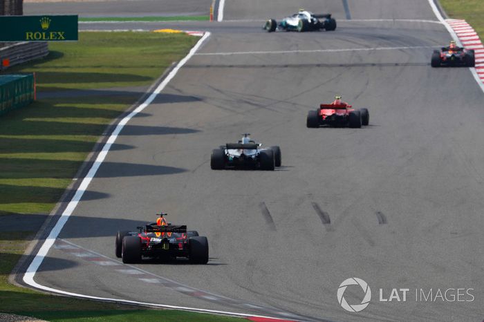 Kimi Raikkonen, Ferrari SF71H, Lewis Hamilton, Mercedes AMG F1 W09, y Daniel Ricciardo, Red Bull Racing RB14 Tag Heuer