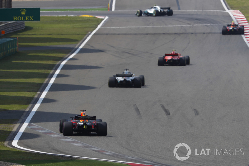 Kimi Raikkonen, Ferrari SF71H, Lewis Hamilton, Mercedes AMG F1 W09, e Daniel Ricciardo, Red Bull Racing RB14 Tag Heuer