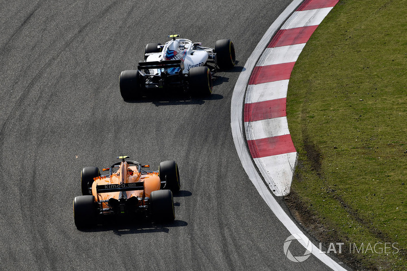 Sergey Sirotkin, Williams FW41 and Stoffel Vandoorne, McLaren MCL33