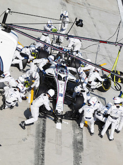 Lance Stroll, Williams FW41 Mercedes, dans les stands